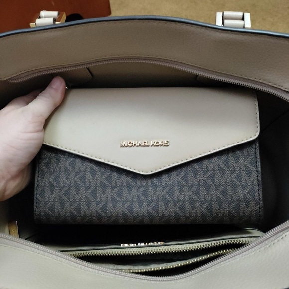 Michael Kors purse with matching wallet - Picture 10 of 13